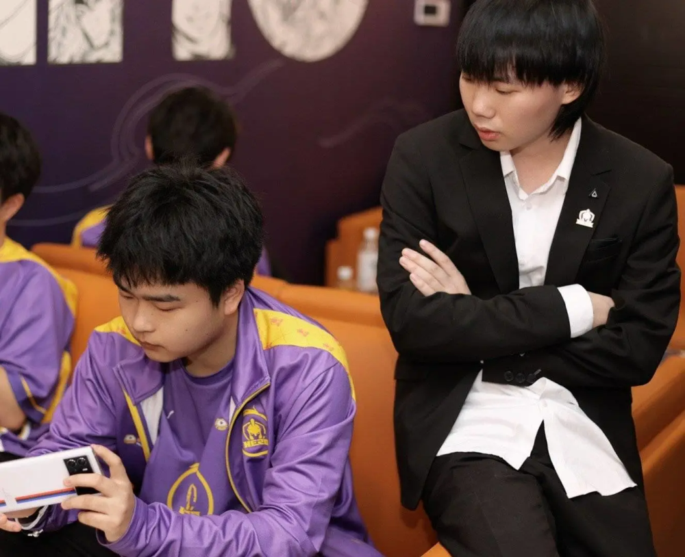 九游体育-穆古鲁扎回归赛场，势不可挡首场状态亮眼，DWG观众沸腾！的简单介绍